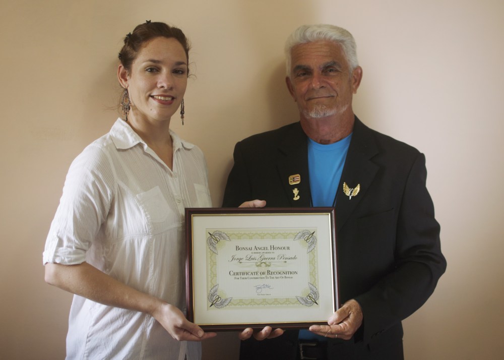 Entrega del certificado de BonsaiAngel a Jorge Guerra.jpg